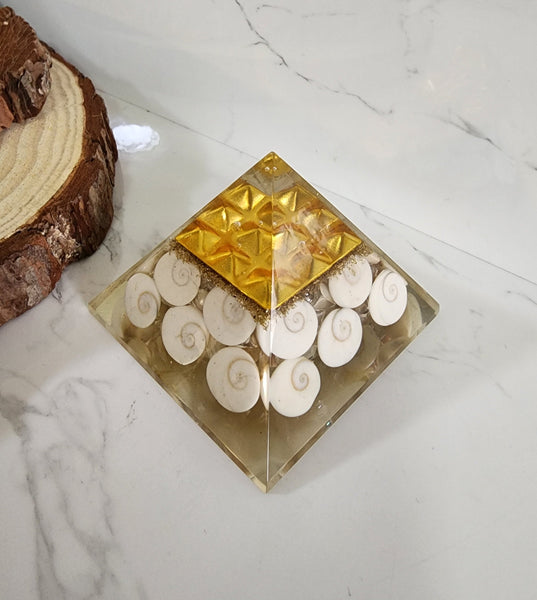 Gomati Chakra Pyramid with 9 Pyramid Plate